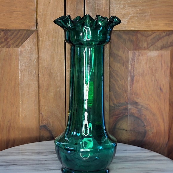 Elegant Green Glass Vase with Gold Accents - Picture 14 of 17